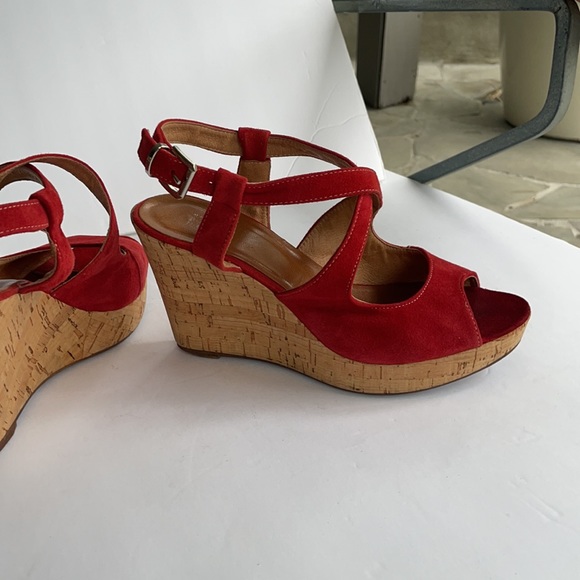 pair of red suede and cork sandals -Barney’s -made in Italy - Picture 10 of 12